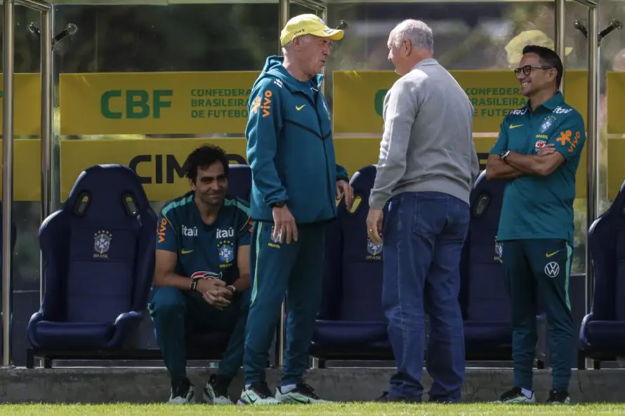 Carlo Ancelotti y Luiz Felipe Scolari intercambian ideas en el entrenamiento de la selección brasileña
