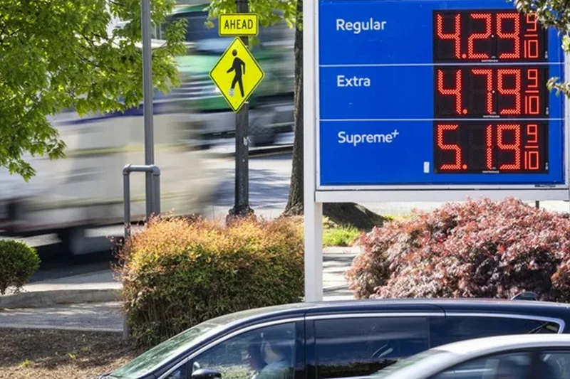 El verano comienza en EEUU lastrado por el alza de la gasolina debido a la guerra en Irán