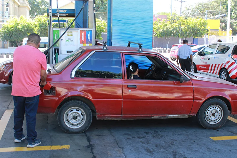 La factura petrolera de El Salvador aumentó un 7.4 % hasta abril