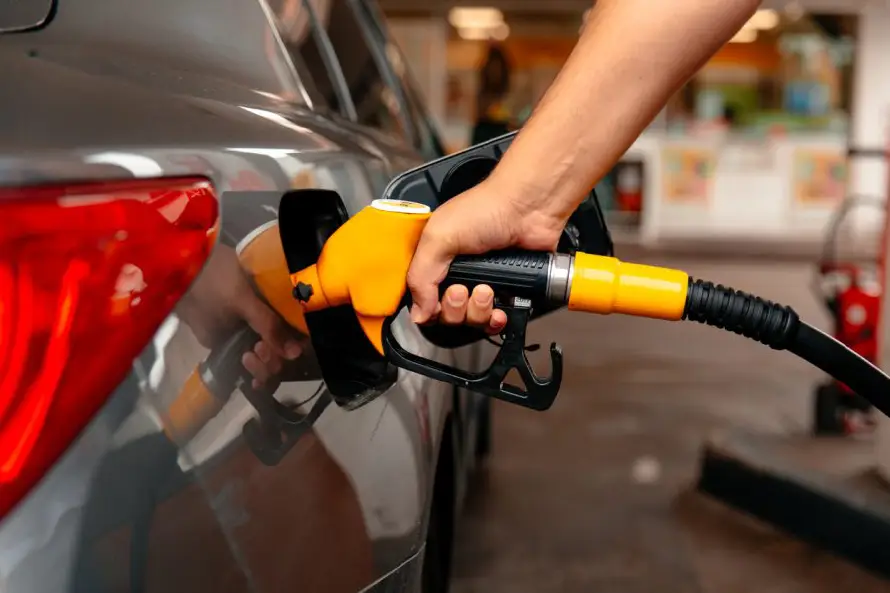 El Salvador tiene la gasolina más barata de Centroamérica pese a conflicto en Medio oriente, asegura ministra de Economía