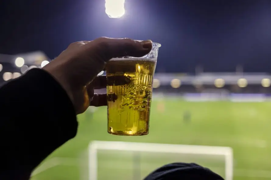 Fesfut permitirá venta regulada de cerveza en los estadios para el Apertura 2026