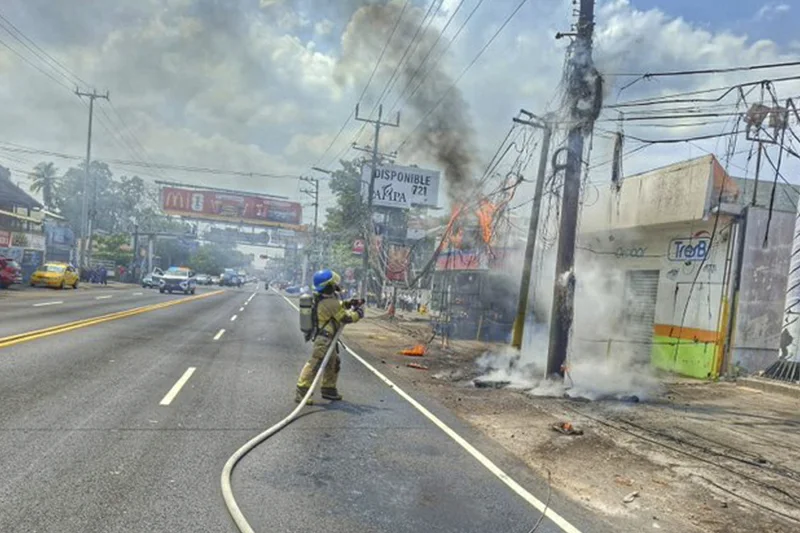 Controlan incendio en tendido eléctrico en San Miguel