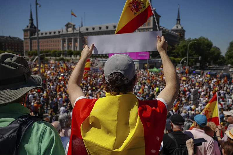 Miles de personas se manifiestan en Madrid para pedir la dimisión de Pedro Sánchez