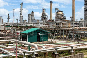 Petróleo de Texas baja 2.4 % tras anuncio de EEUU de una operación económica contra Irán