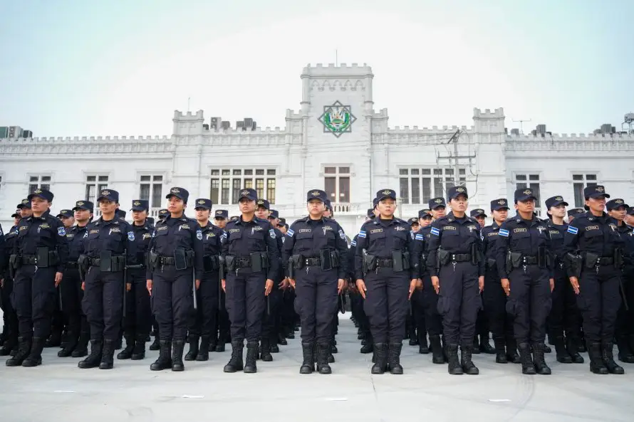 Juramentan a 198 hombres y 50 mujeres como nuevos agentes de la PNC