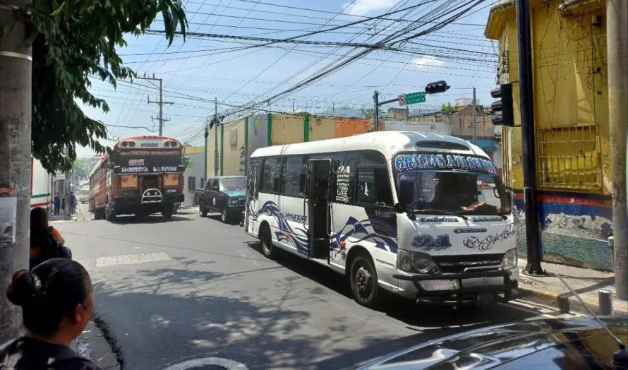 ¿Por dónde están pasando los buses ante el cierre de calles en el centro de San Salvador?