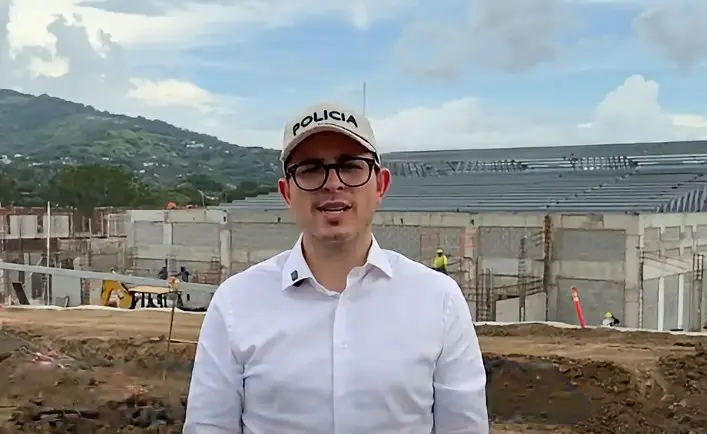 Ministros costarricenses visitan el CECOT para replicar el modelo en cárcel de su país