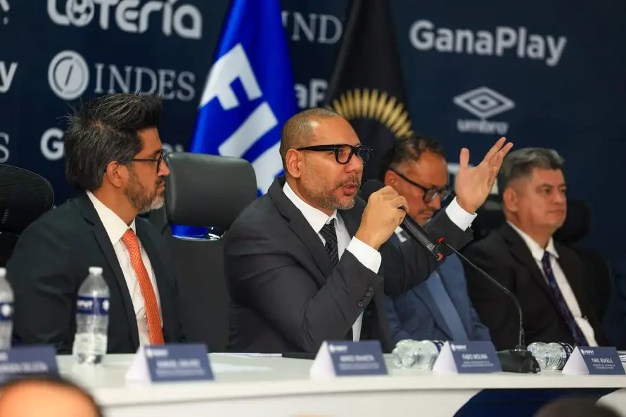 Acuerdos de premios a jugadores deberán quedar por contrato y registrados en Fesfut, dice Yamil Bukele