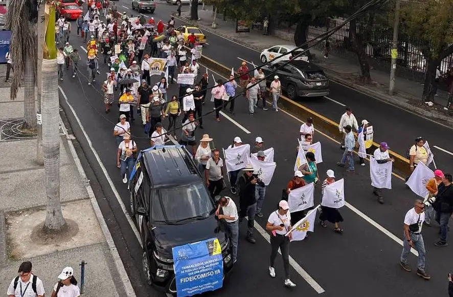 Marcha reúne a sindicalistas, afectados de Cosavi, veteranos y oposición contra políticas del Gobierno