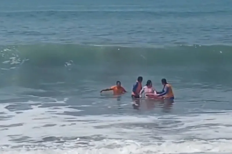 Guardavidas rescatan a turista canadiense arrastrada por corriente en playa El Palmarcito