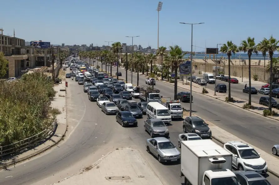 Centenares de vehículos colapsan la carretera hacia Beirut para huir de ataques israelíes