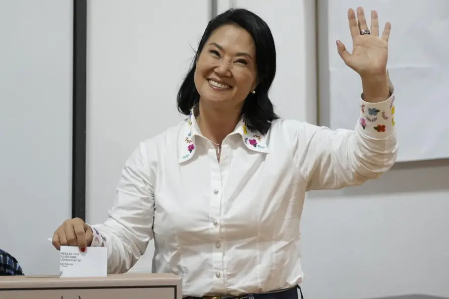 Fujimori sigue cinco puntos por delante de Sánchez, con el 50 % del escrutinio en Perú