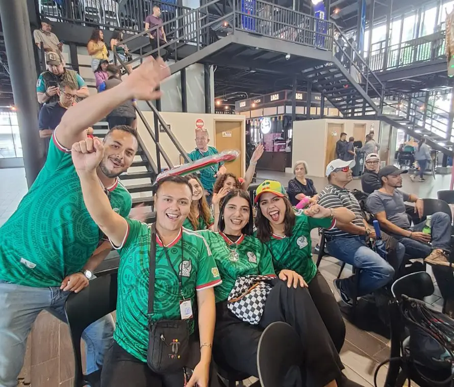 Mexicanos en El Salvador vivieron con emoción el triunfo ante Sudáfrica en el arranque del Mundial