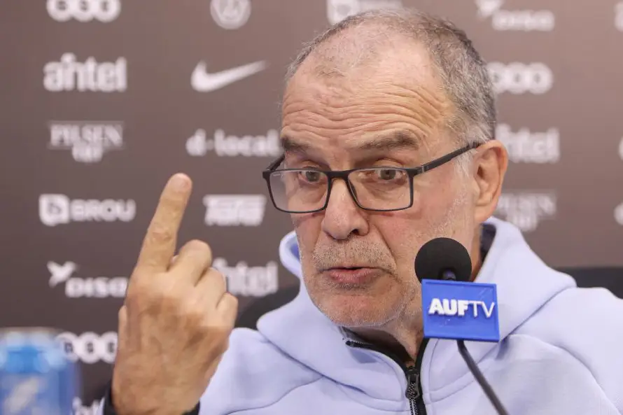 Marcelo Bielsa, técnico de Uruguay, dice que Federico Valverde "es un jugador verificado en tres posiciones"