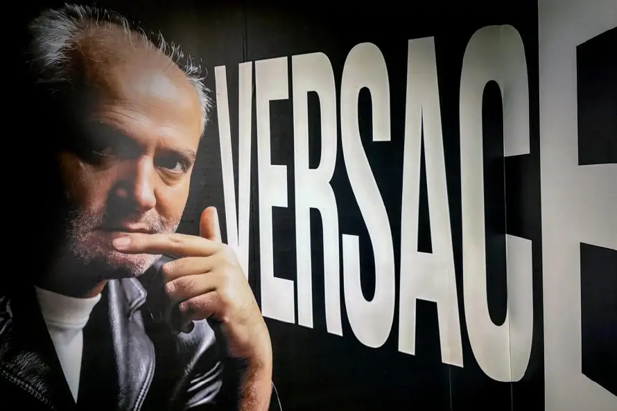 París honra a Gianni Versace por el 80 aniversario de su nacimiento