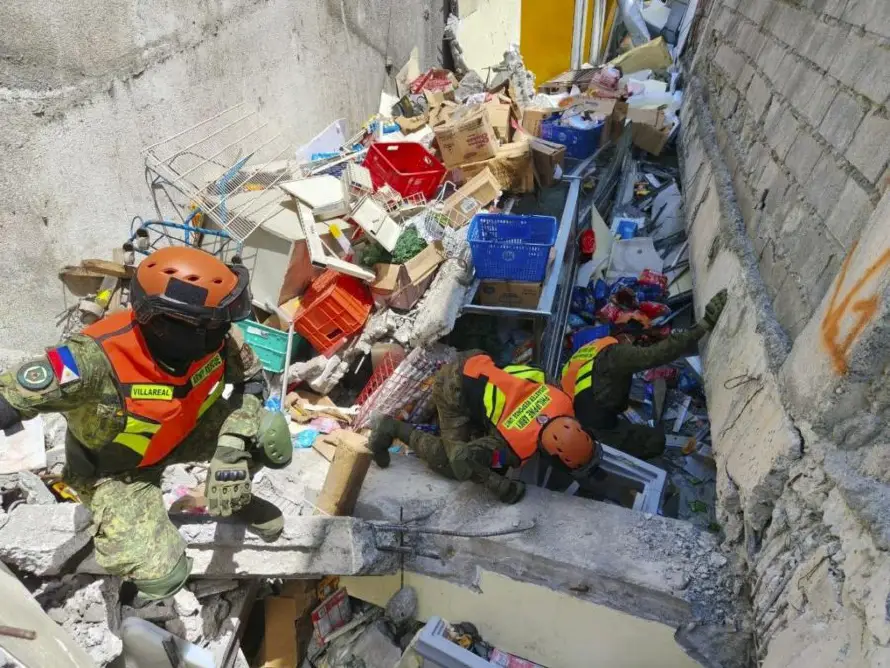 Manny Pacquiao colecta donaciones para ayudar a las víctimas del terremoto en Filipinas
