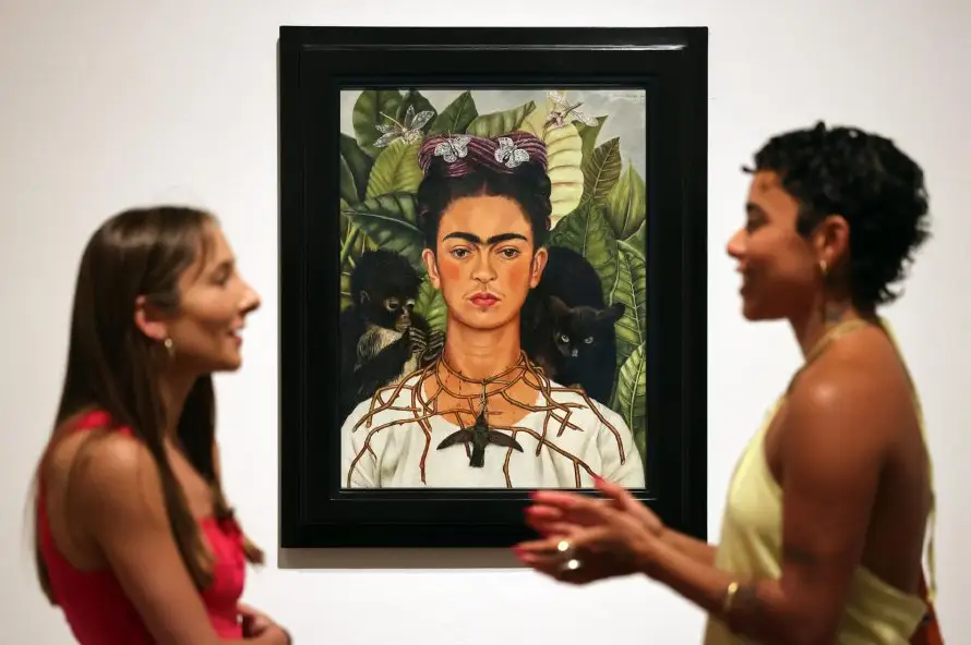 Una exposición en Londres explora la evolución de Frida Kahlo como icono global