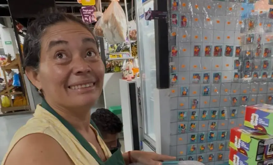 Madre salvadoreña vende tarjetas mundialistas y roba corazones por su fortaleza