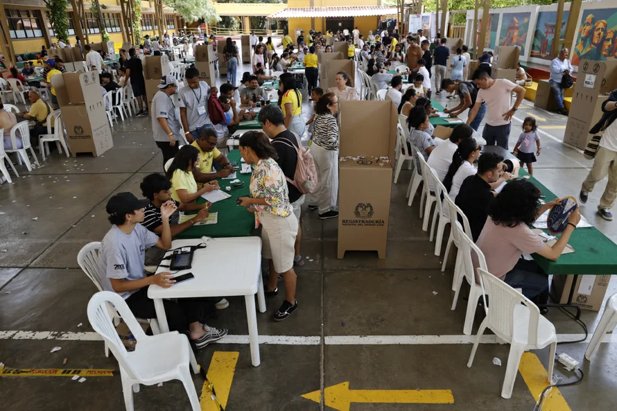 Cierran los colegios electorales en Colombia y comienza el conteo de votos para presidente
