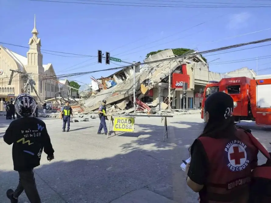 Una veintena de fallecidos y un centenar de heridos tras el terremoto de 7.8 en Filipinas
