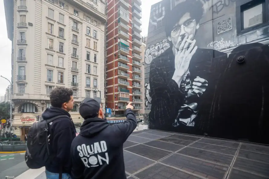 Mural en Buenos Aires honra al cantante Charly García, "prócer del rock"