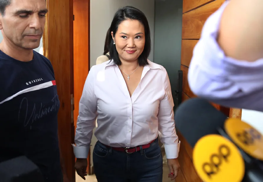 Keiko Fujimori celebra ventaja electoral con simpatizantes mientras el conteo continúa