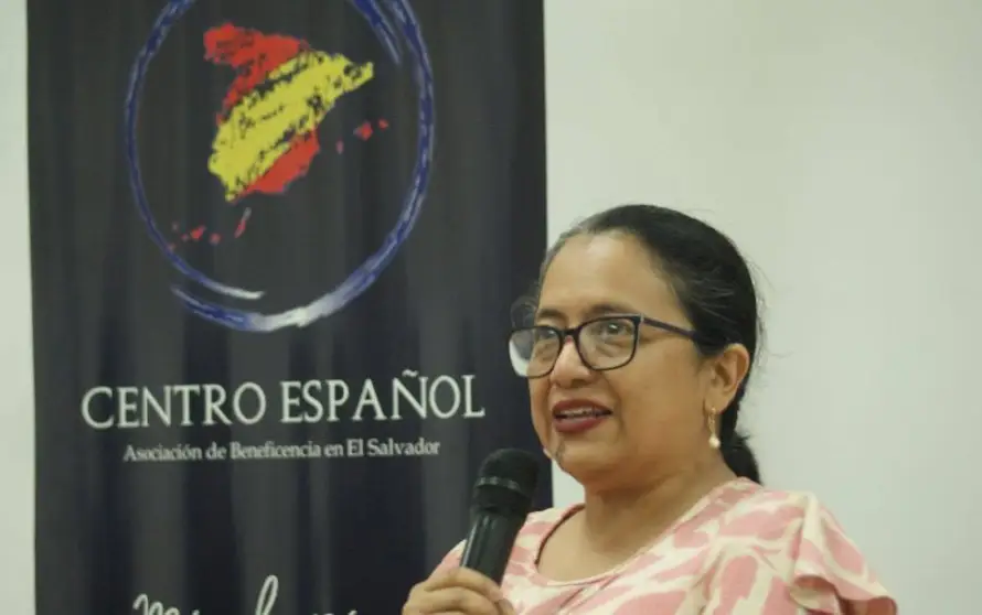 "Flores desarmadas", el libro de cuentos de la salvadoreña Morena Azucena