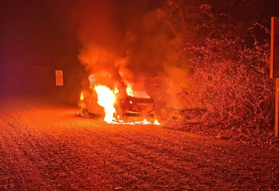 Accidentes de tránsito de las últimas horas deja un vehículo incendiado y una rastra volcada 