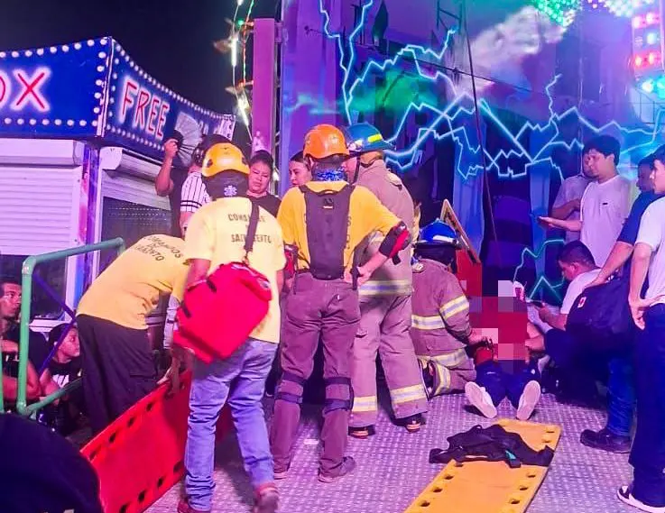 Falla en rueda mecánica deja a varias personas suspendidas en Acajutla