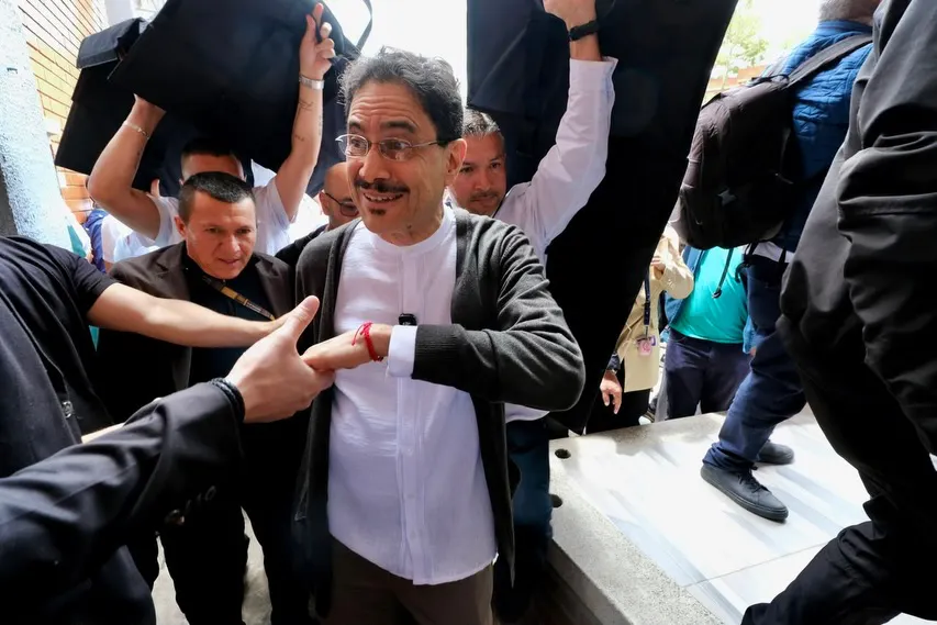 Izquierdista Iván Cepeda reta a Abelardo de la Espriella a debate presidencial en Colombia