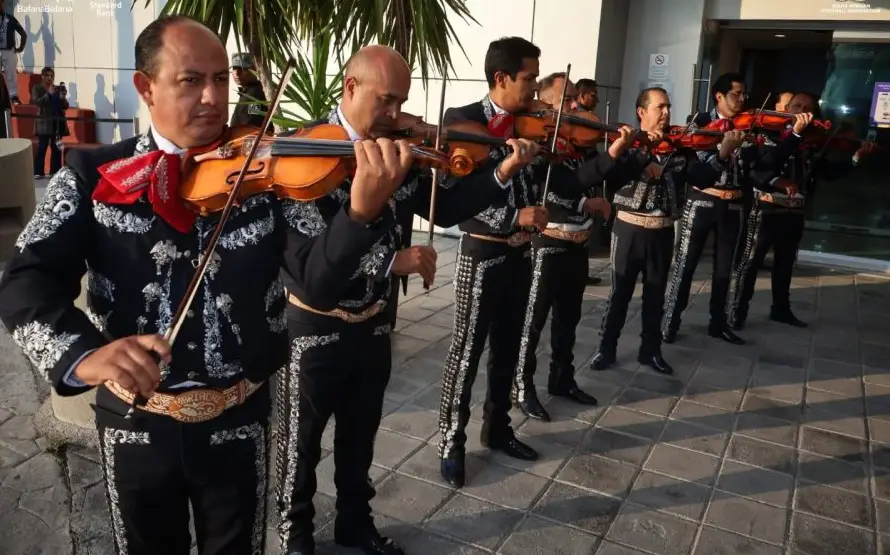 Mariachis dan la bienvenida a la selección de Sudáfrica en Pachuca