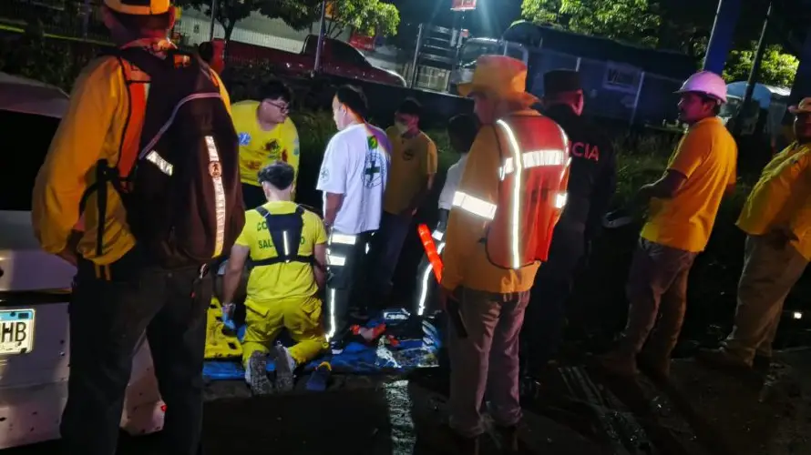 Accidentes de tránsito dejan cuatro lesionados y un camión volcado en medio de las lluvias