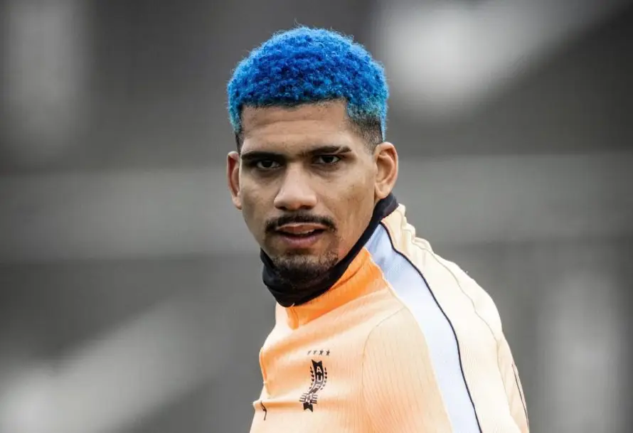 Ronald Araujo viaja a Barcelona para "ayudar a resolver una molestia muscular" y volver con Uruguay