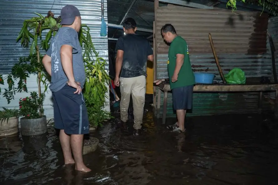 Fuertes lluvias provocan inundaciones en viviendas de La Libertad y Sonsonate 