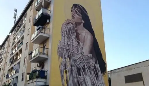 Rosalía se convierte en "santa" en un enorme mural en Palermo
