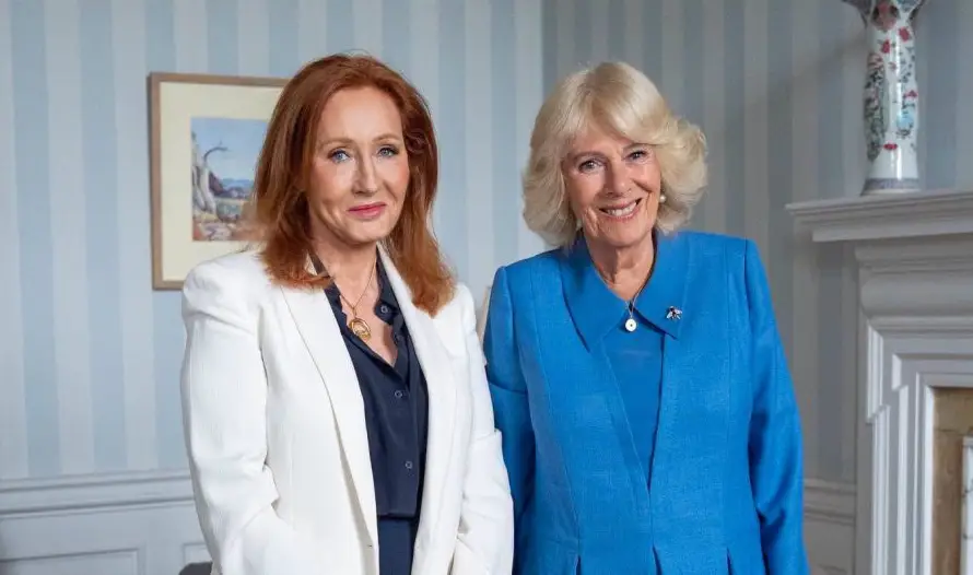 La reina Camila recibe críticas por recibir a J.K. Rowling en pleno mes del orgullo LGBT