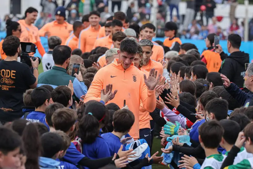 Uruguay busca evitar sorpresa saudí en su debut