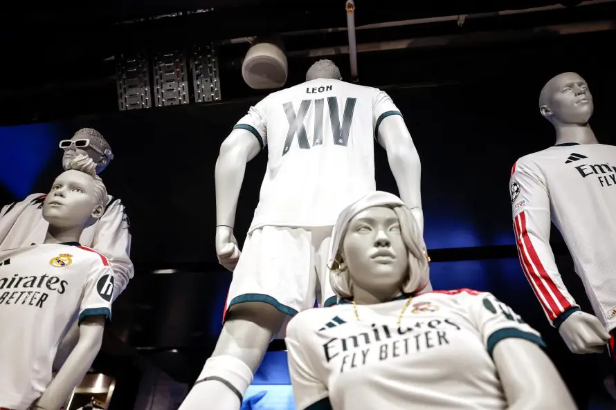 El Real Madrid vende la camiseta con el nombre del papa León XIV