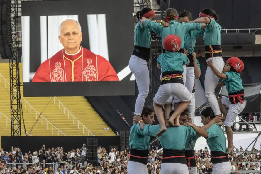 El papa lamenta ante los jóvenes la idolatría del beneficio y el culto a la imagen
