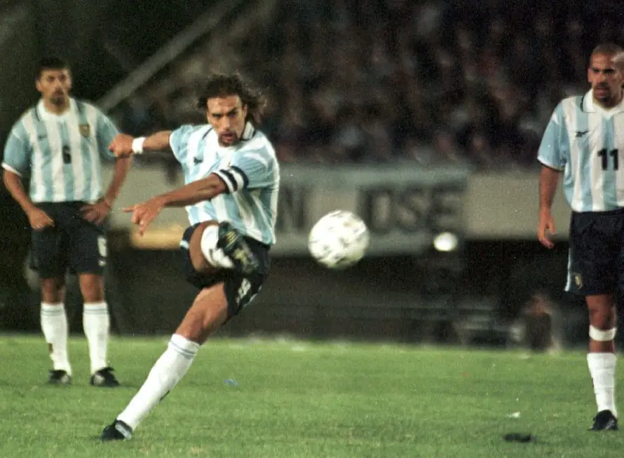 A 2 días del Mundial: Los dos tripletes de Gabriel Batistuta bajo la mira de artilleros de élite