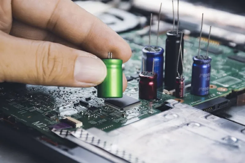 El Salvador compite globalmente, pero necesita más inversión tecnológica, advierte Fusades