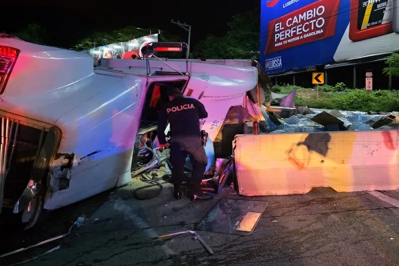 Rastra vuelca en curva del Papaturro, solo hubo daños materiales