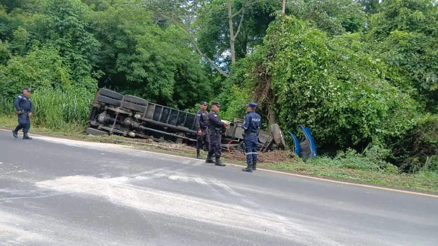Accidente de tránsito en El Congo deja un camión volcado y otro fuera de la carretera