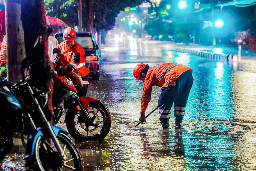 Onda tropical seguirán provocando lluvias la tarde y noche de este lunes, dice ministro