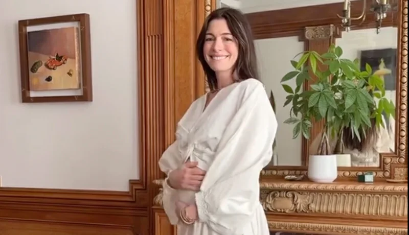 La actriz Anne Hathaway anuncia que está embarazada de su tercer hijo