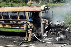 Motociclista muere tras accidente que provocó incendio de un autobús en Sonsonate