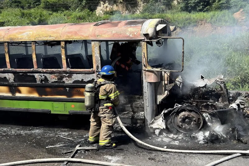 Motociclista muere tras accidente que provocó incendio de un autobús en Sonsonate