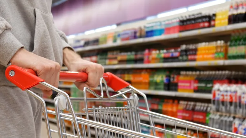 El consumo de bebidas azucaradas en la niñez eleva el riesgo de hipertensión en adultos