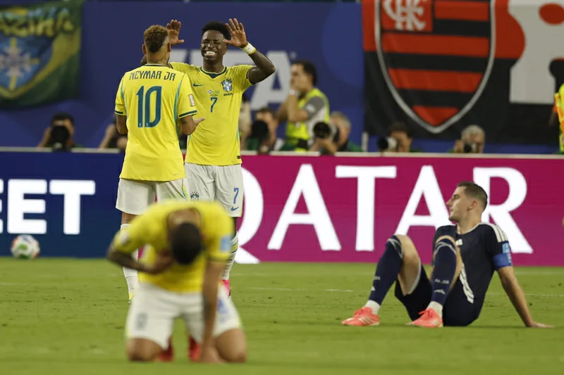 Vinícius celebra regreso de Neymar con la selección brasileña