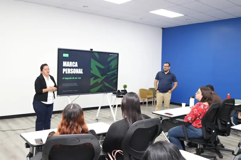 Capacitan a jóvenes salvadoreños para impulsar su empleabilidad